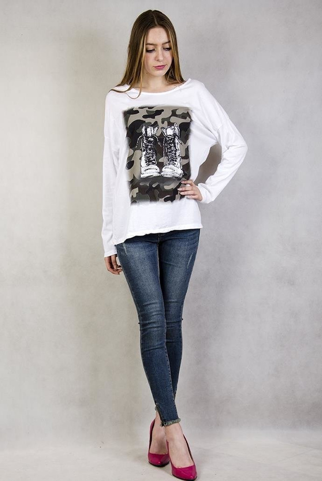 Biała bluzka z wzorem moro i butami w stylu militarnym