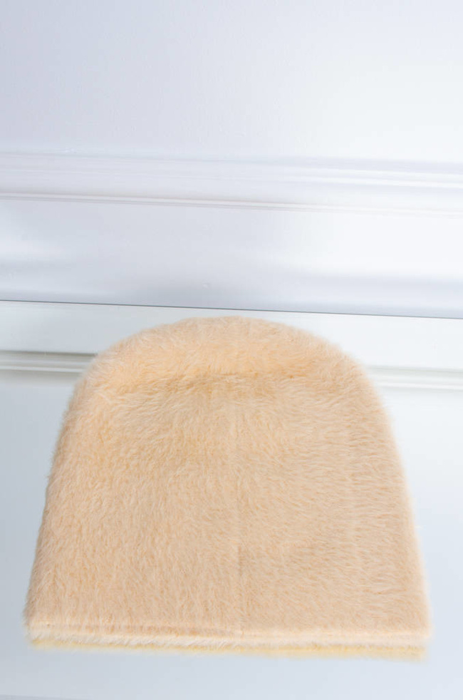 BEŻOWA FUTRZANA CZAPKA Z OZDOBNYMI KRYSZTAŁKAMI