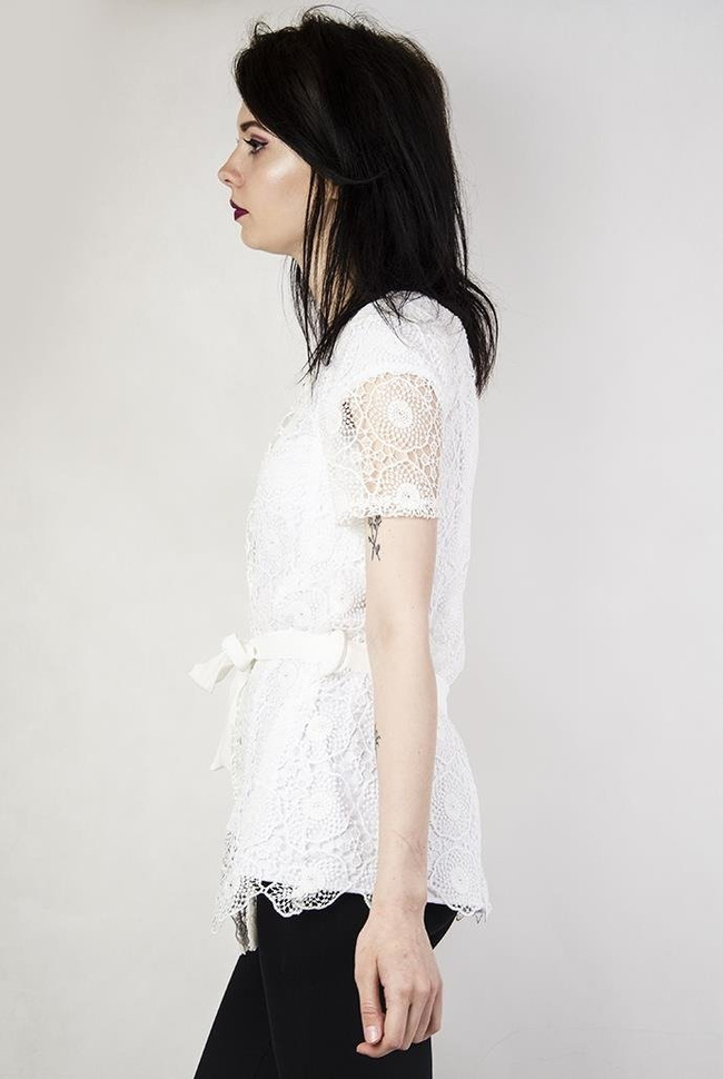 Biała ażurowa narzutka zapinana na guziki