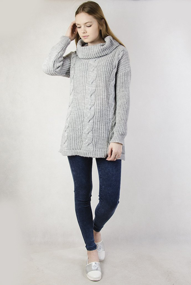 Szary sweter z trzema warkoczami z przodu