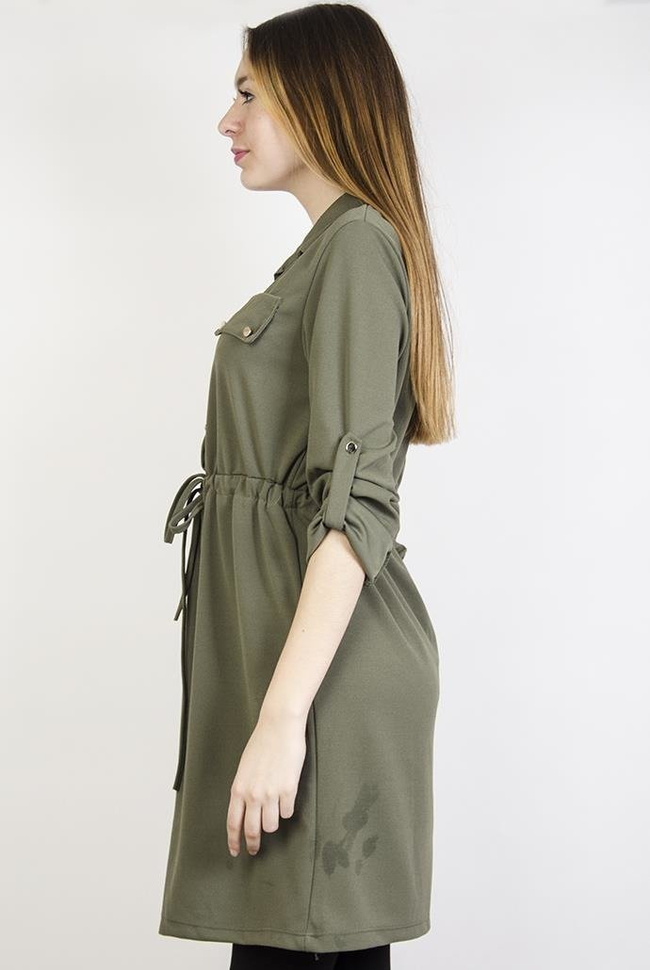 Zielona sukienka ze ściągaczem w talii