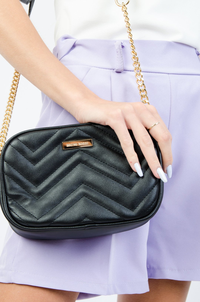 MAŁA PIKOWANA TOREBKA NA OZDOBNYM ŁAŃCUSZKU 