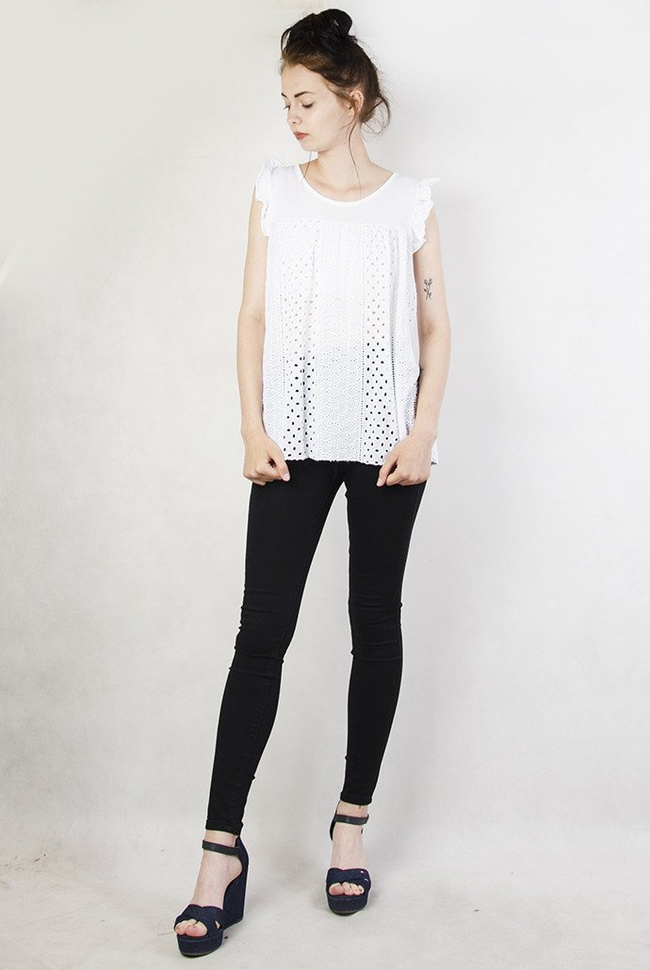 Biała bluzka z efektownymi dziurkowaniami