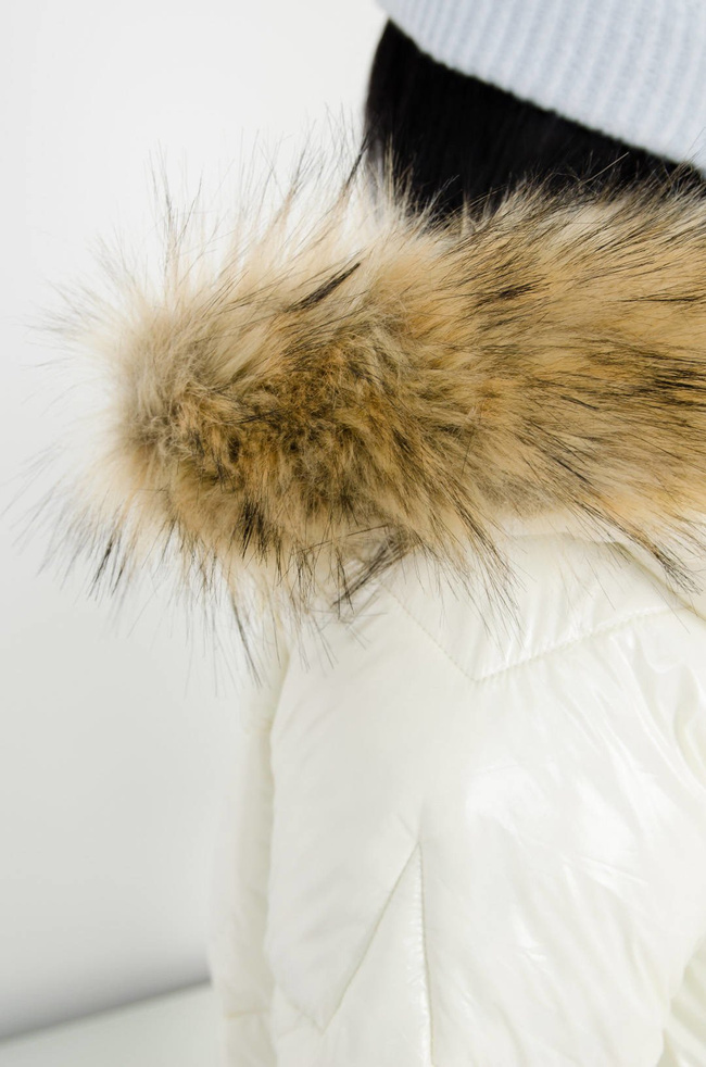 KREMOWA ASYMETRYCZNA PIKOWANA KURTKA Z KAPTUREM