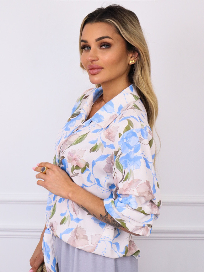 KOSZULA W NIEBIESKIE KWIATY Z DRAPOWANYMI RĘKAWAMI I WIĄZANIEM