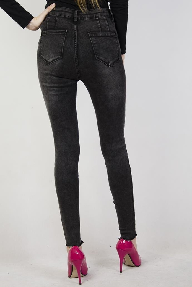 Czarne spodnie z poszarpanymi nogawkami