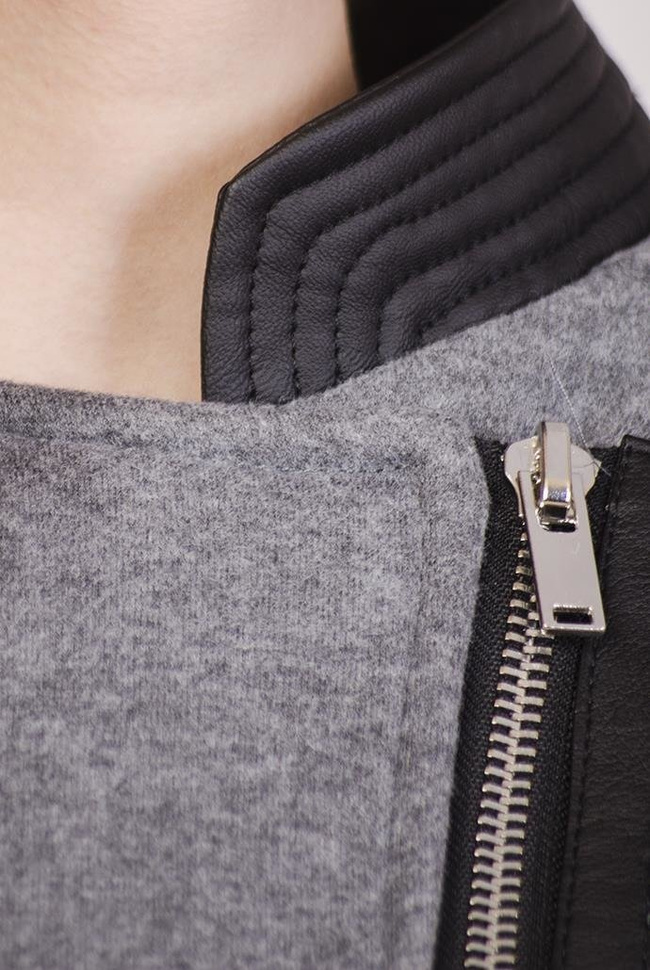 Ciemno-szary płaszcz wiosenny ze skórkowymi wstawkami