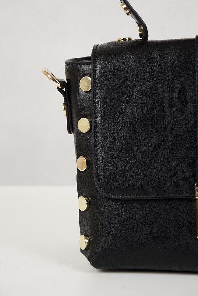 Czarna torebka ze złotymi guzikami