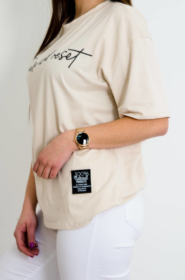 BEŻOWY T-SHIRT OVERSIZE Z NAPISEM