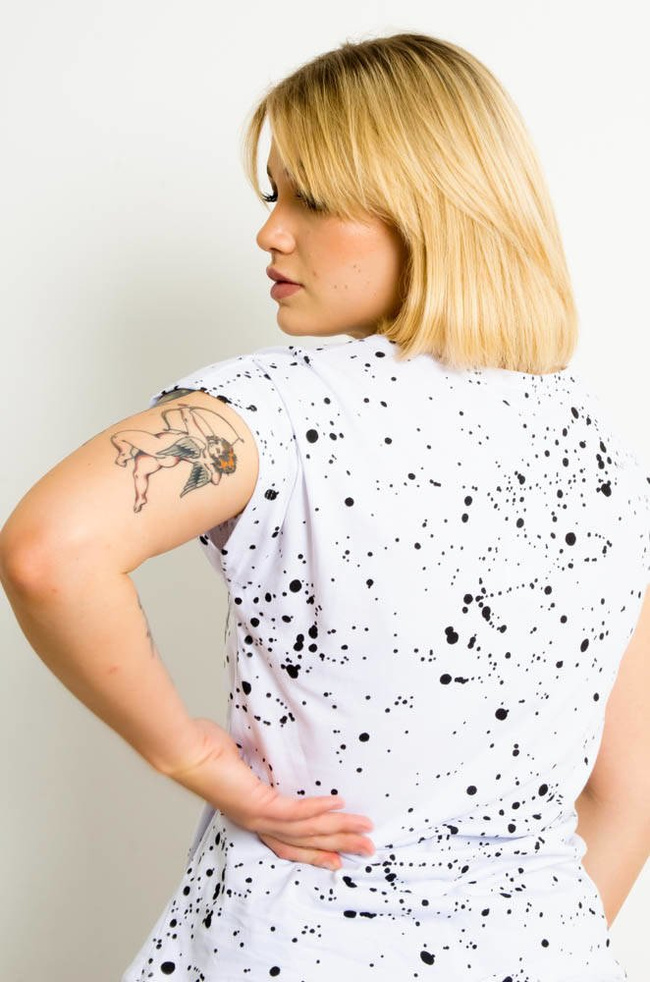 BIAŁY T-SHIRT  W BIAŁE PLAMKI Z NAPISEM -WYCIĘCIE W DEKOLCIE