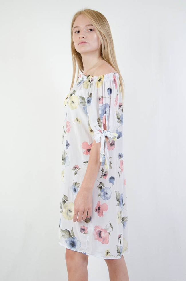 Biała sukienka w kwiaty z wiązaniem przy rękawie