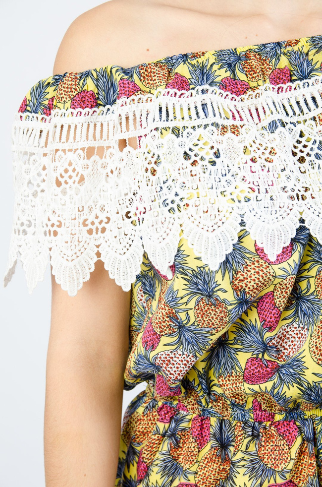 Żółty kombinezon w ananasy wykończony koronką