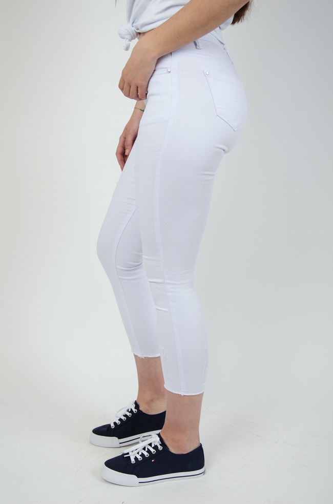 Białe spodnie z przetarciami