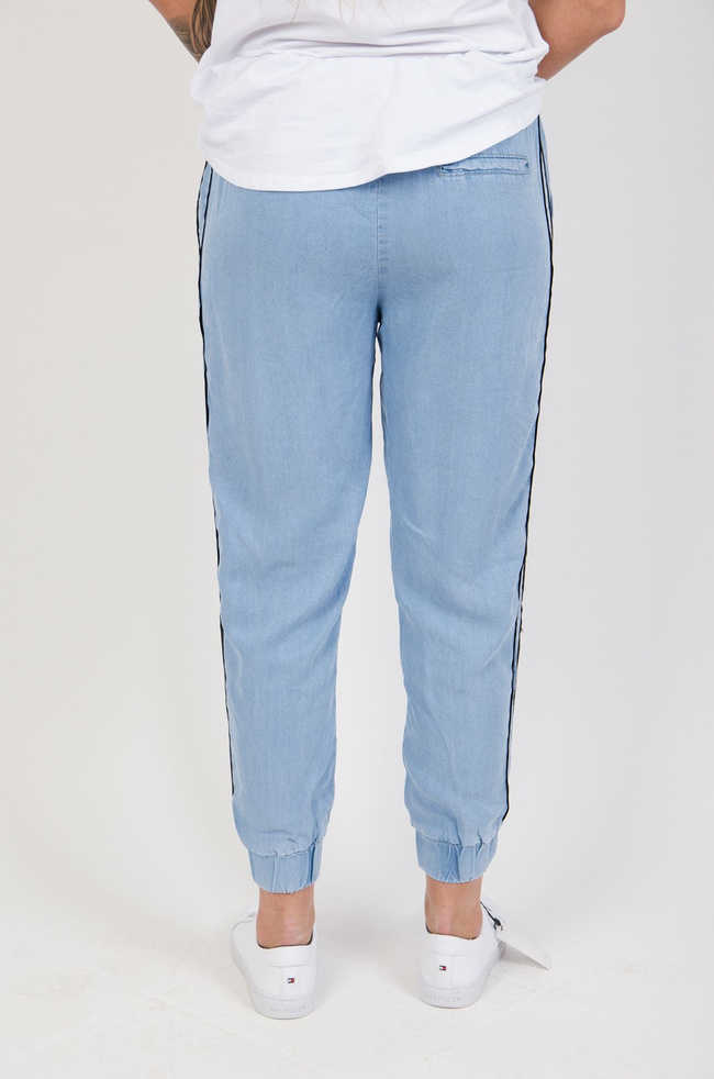 Niebieskie spodnie materiałowe z lampasami