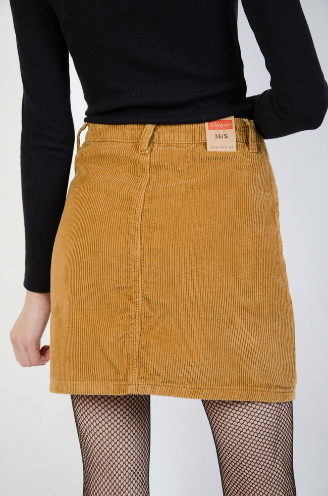 Sztruksowa spódnica z guzikami