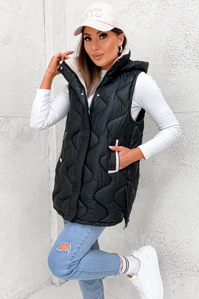 KAMIZELKA PIKOWANA Z KAPTUREM I ŚCIĄGACZAMI PO BOKACH- CZARNA