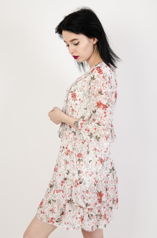 Biała sukienka w drobne kwiaty z falbanami