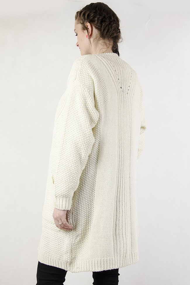 Długi kremowy sweter z kieszeniami