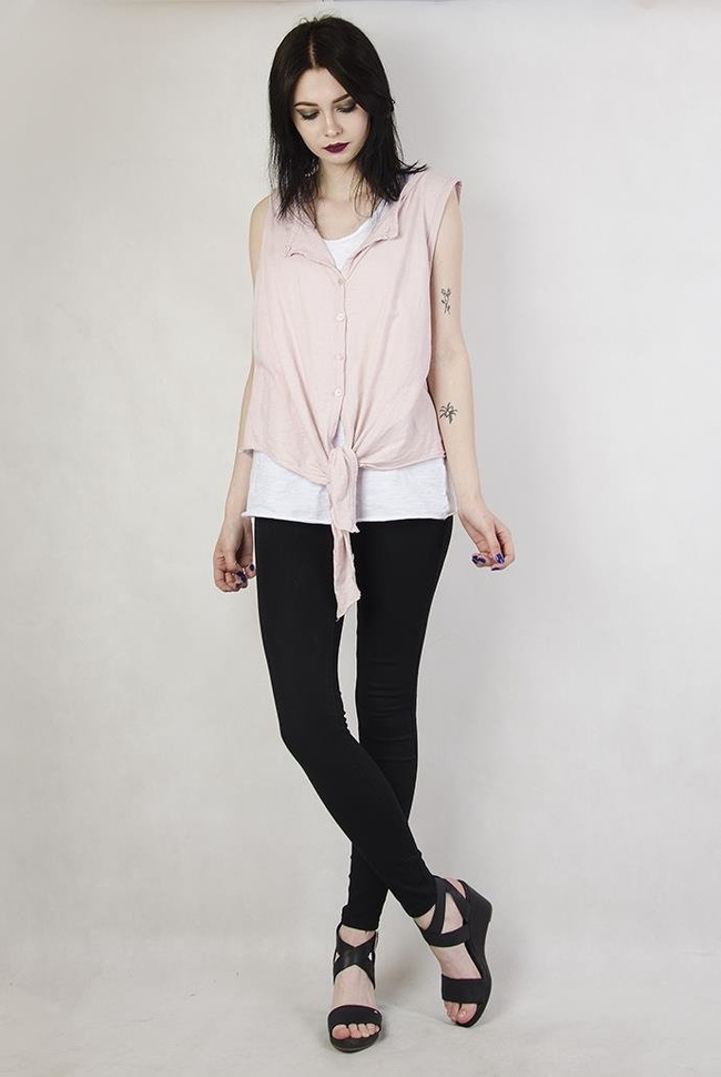 Jasnoróżowa bluzka zapinana na guziki, z bokserką