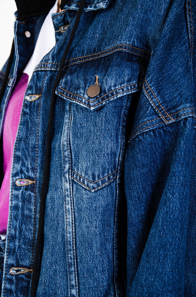 Ciemna kurtka jeansowa z kapturem oraz ściągaczem na dole