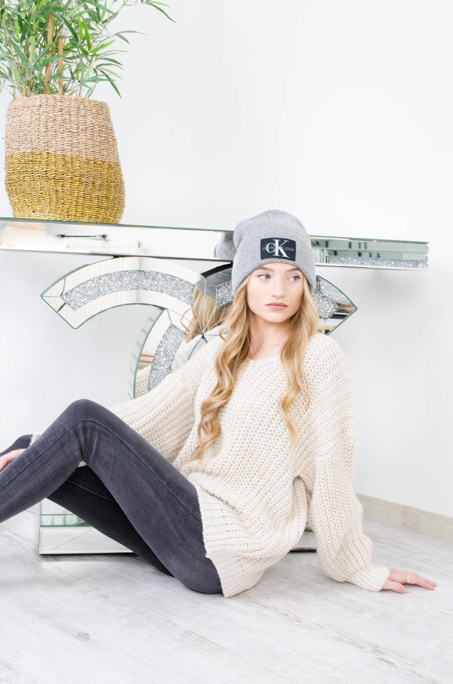 BEŻOWY AKRYLOWY SWETER Z DEKOLTEM W SZPIC 