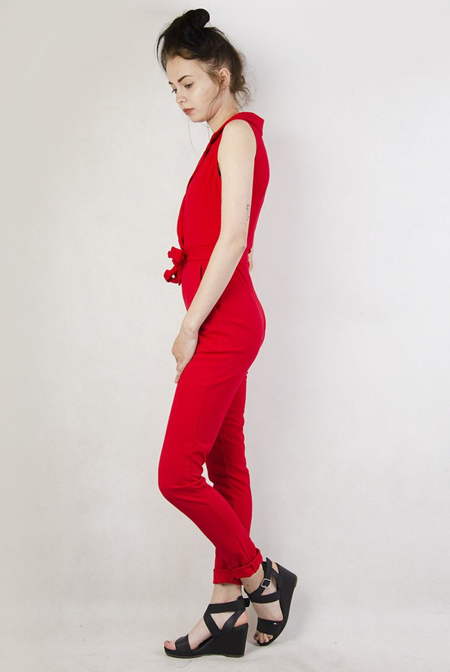 Czerwony kombinezon z zakładkami