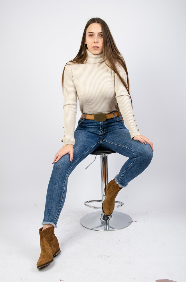 BEŻOWY PRĄŻKOWANY SWETER Z GOLFEM