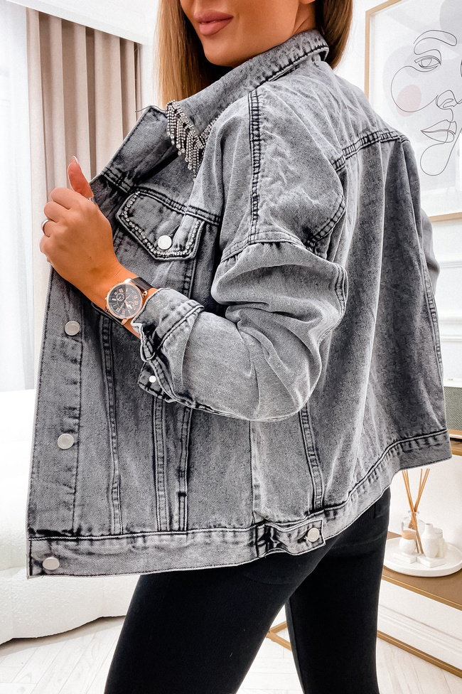 SZARA KURTKA JEANSOWA Z OZDOBNYM KOŁNIERZEM I KIESZENIAMI 