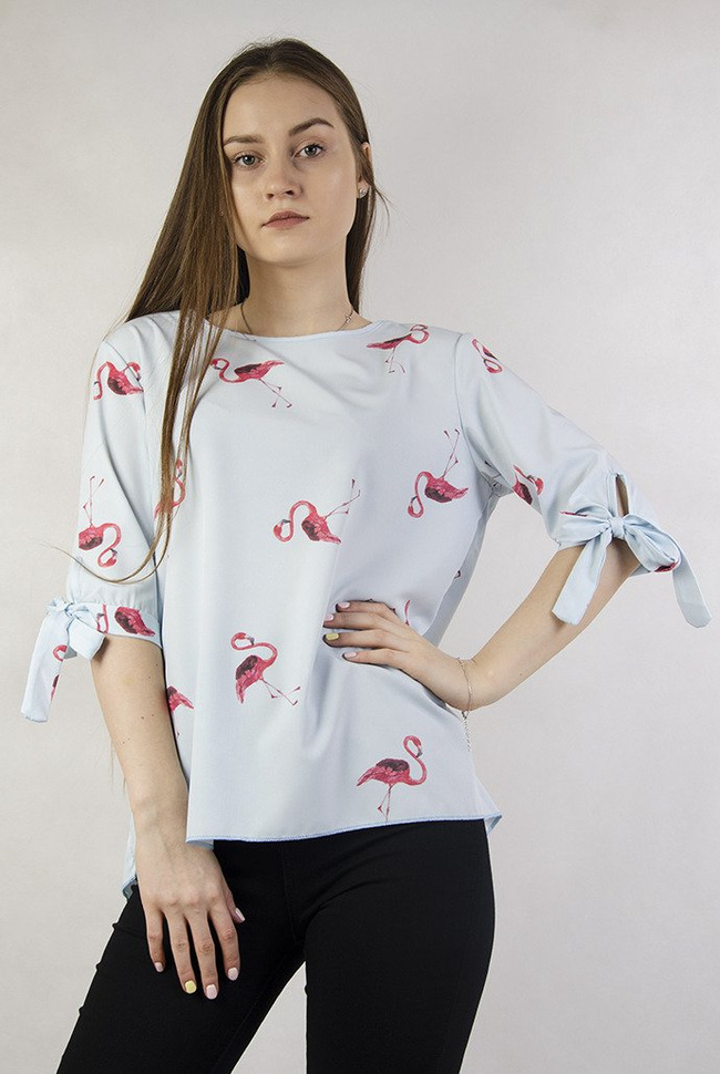 Zwiewna niebieska bluzka w flamingi