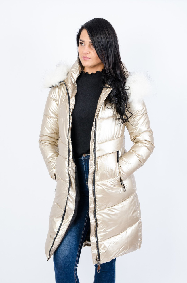 Złoty pikowany płaszcz z futerkiem przy kapturze