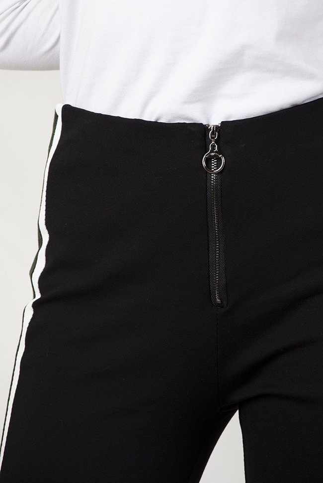 Czarne materiałowe spodnie z biało-zielonymi paskami