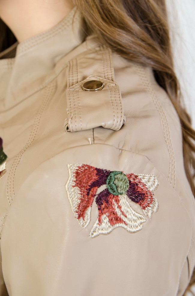 Beżowa ramoneska z wyszywanym kwiatem