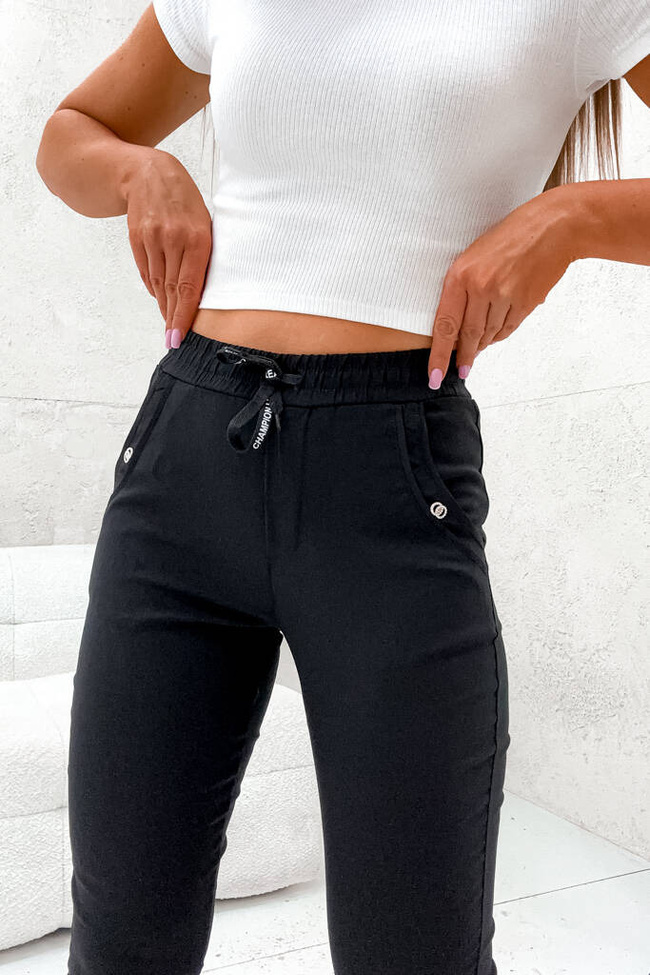 SPODNIE ZE ŚCIAGACZEM W PASIE I OZDOBĄ NA KIESZENI- CZARNE