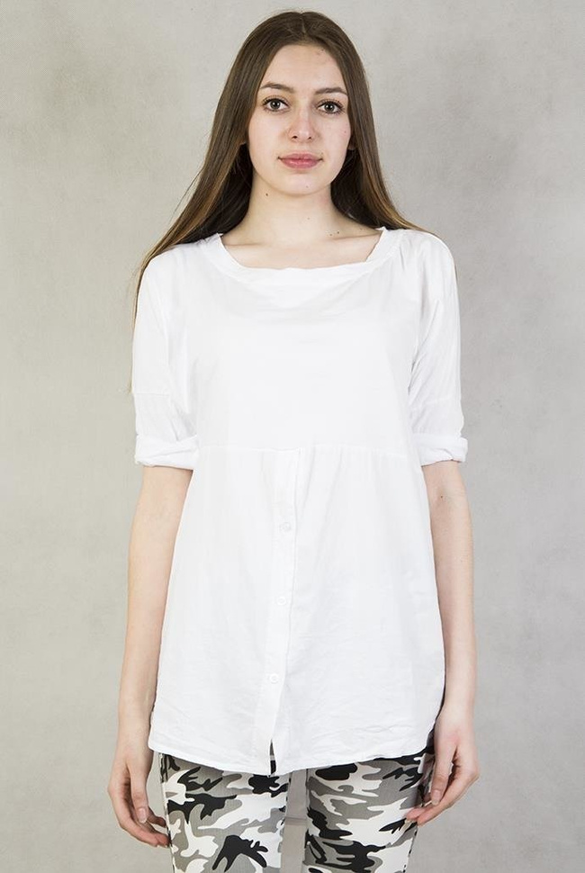 Biała bluzka zapinana na guziki