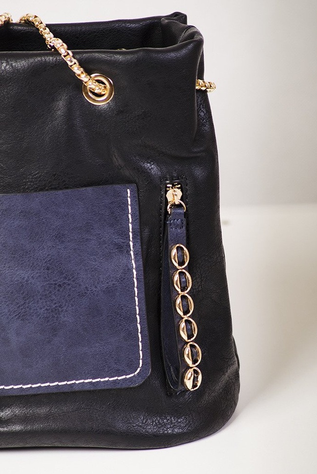 Czarno-granatowa torebka na złotym łańcuszku