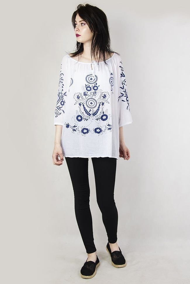 Biała bluzka w niebieskie wzory, z wiązaniem w dekolcie