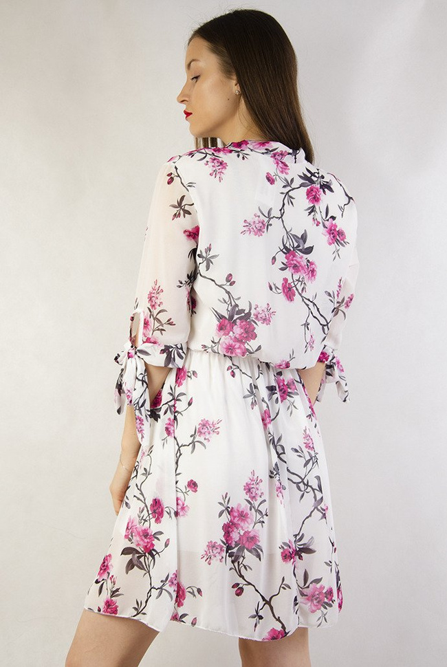 Biała zwiewna sukienka w kwiaty z gumką w pasie