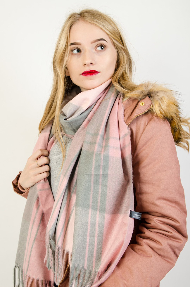 Różowy szalik w kratę