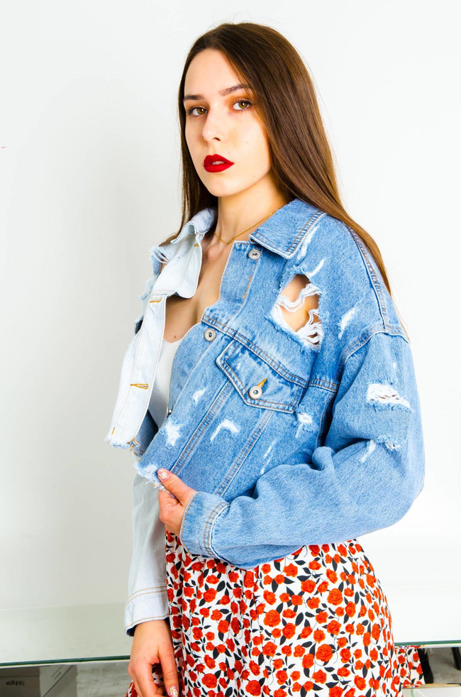 KRÓTKA DWUKOLOROWA KURTKA JEANSOWA Z SZARPANIAMI