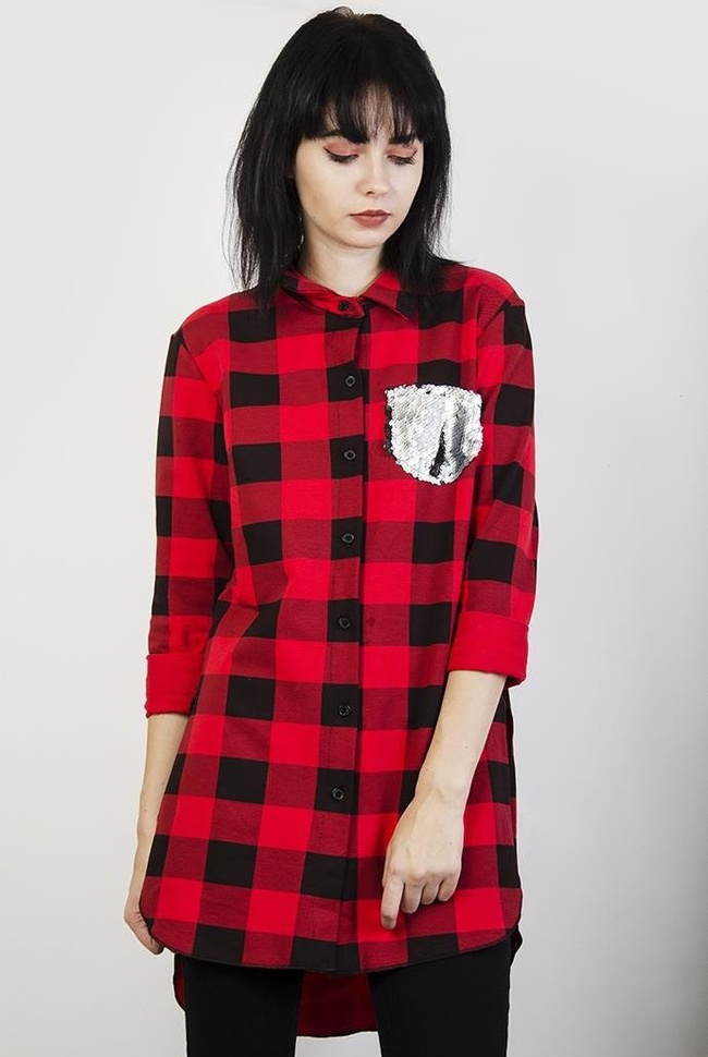 Asymetryczna czerwona koszula w kratę z srebrną cekinową kieszonką