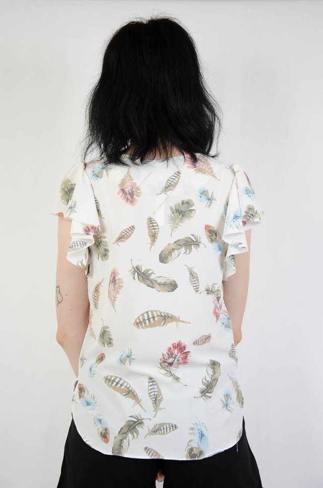 Biała bluzka w kolorowe piórka