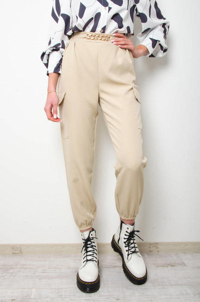 BEŻOWE  SPODNIE BOJÓWKI ZE ZŁOTYM ŁAŃCUSZKIEM W PASIE 