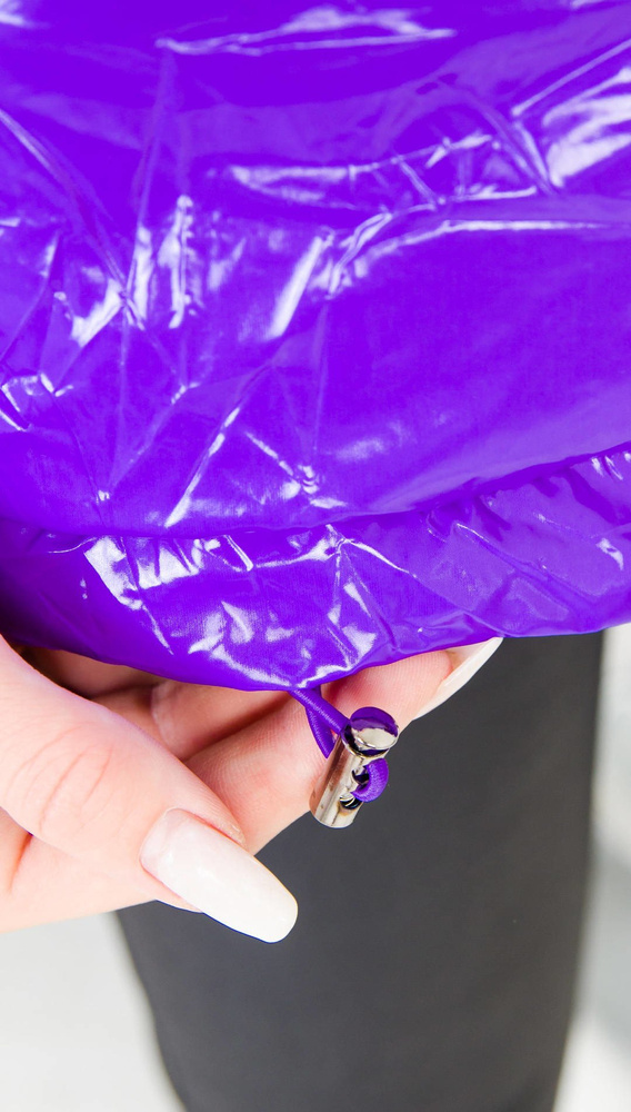 FIOLETOWA WINYLOWA KURTKA Z KAPTUREM OVERSIZE 