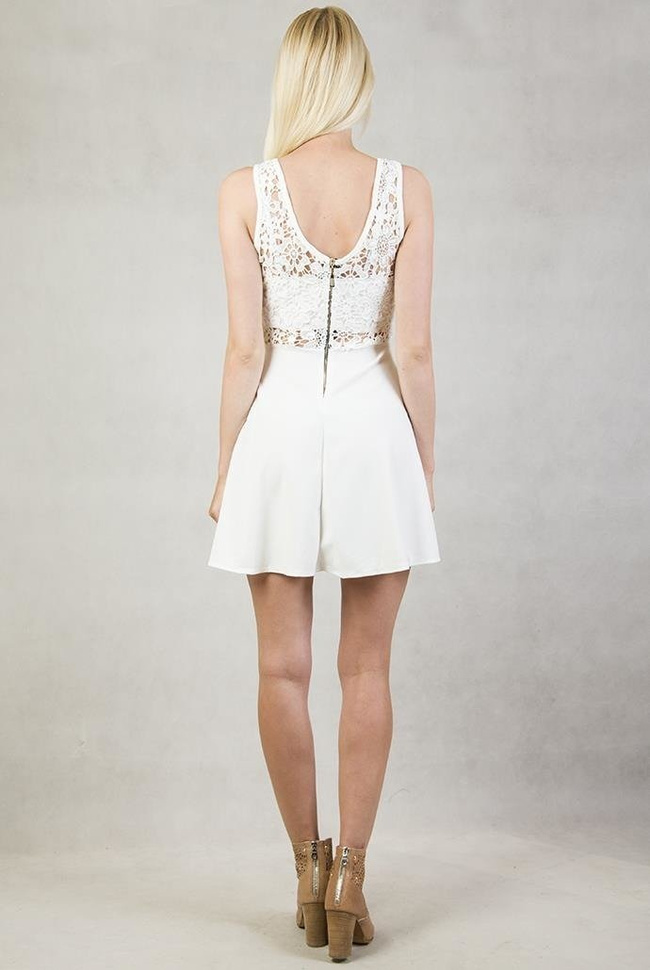 Biała sukienka na ramiączka z koronkową górą