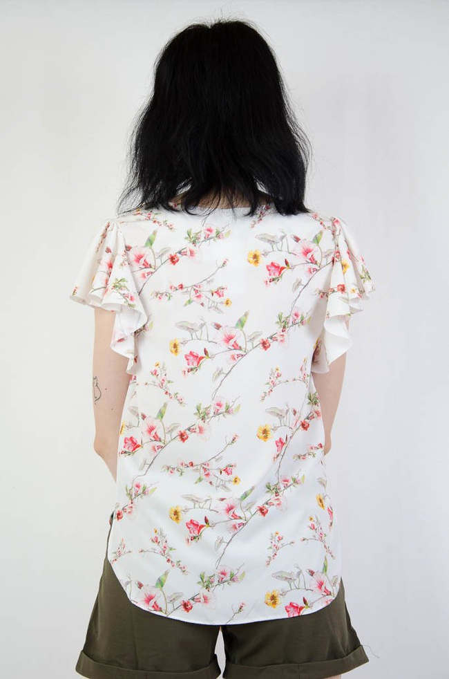 Biała bluzka w delikatne kwiaty