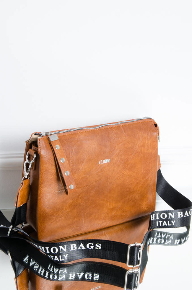 TOREBKA LISTONOSZKA Z IMITACJI SKÓRY- BRĄZOWA