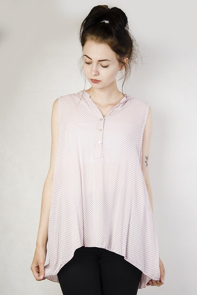 Asymetryczna różowa bluzka z trzema guzikami