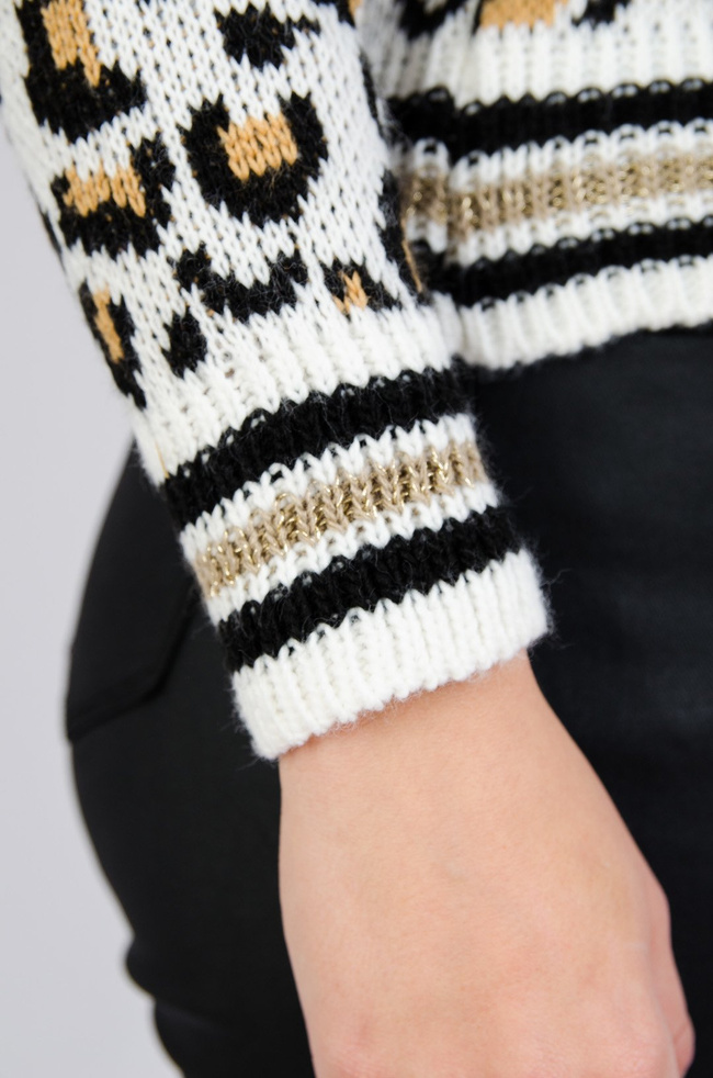 Biały sweter w panterkę