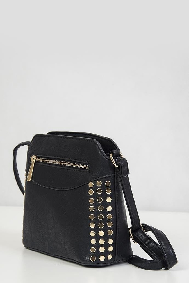 Mała, czarna torebka z ćwiekami po bokach