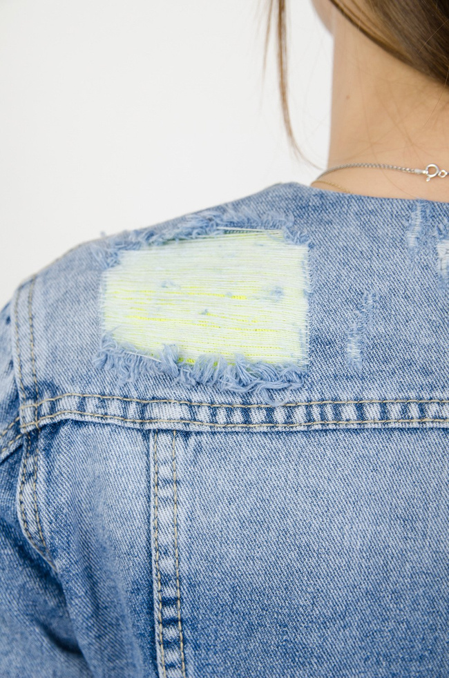 Kurtka jeansowa z przetarciami bez kołnierza